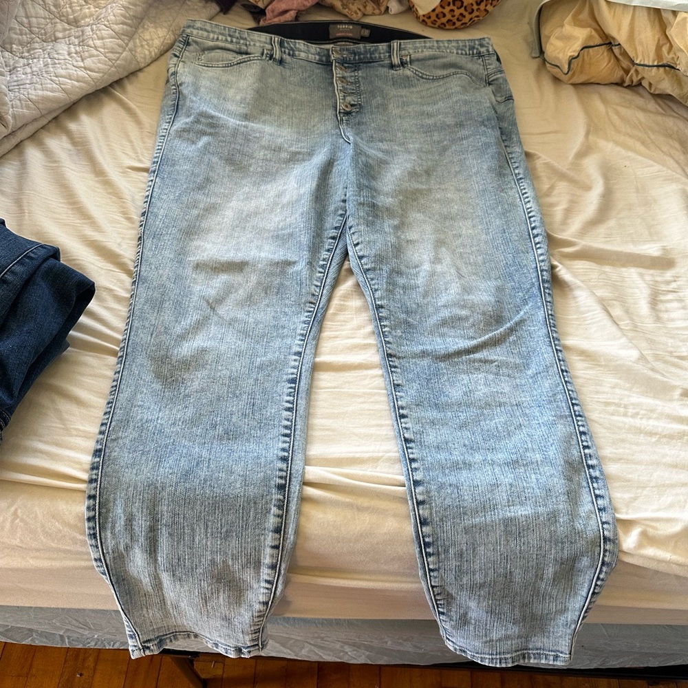 Torrid Bombshell Skinny jeans acid wash button fly 22R